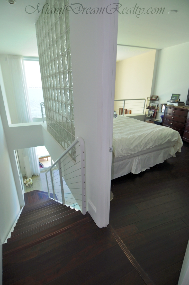 Bay View Loft Master Entry